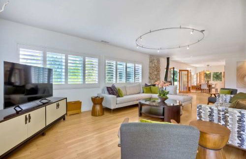 Serene Coastal Home Sleeps 8 - 1 Mile from Beach - Foto 6