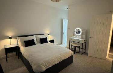 Altrincham House - 2BR - Sleeps 6 - WiFi - Parking - Foto 5