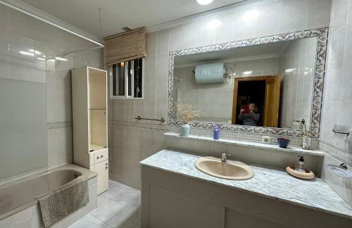 Precioso chalet próximo a Sevilla con jardín y piscina privada 8 personas Wifi gratis 2 salones 4 dormitorios 2 baños - Foto 64