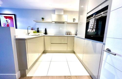 Beautiful New 2 Bedroom Apartment - Next to the Beach - Great Location - FREE Parking - Fast WiFi - Smart TV - sleeps up to 4! Close to Purbeck, Corfe Castle, Sandbanks, Poole & Bournemouth - Foto 6