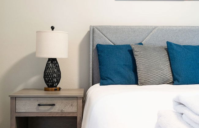 Upstay - Bungalow w Games Golf Fire and Patio - Photo 18