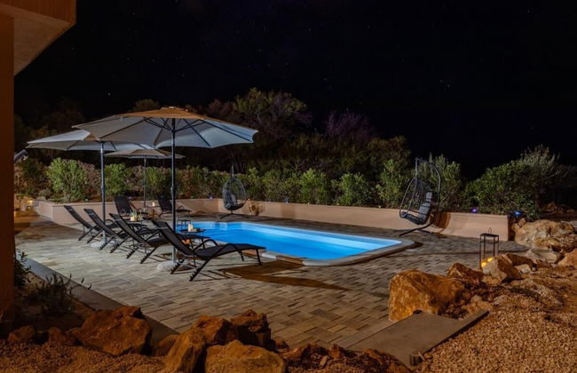 Villa Akulica With Heated Outdoor Pool and Seaview - Photo 27