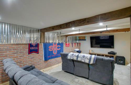 Modern Farmhouse with Movie Room - 6 Mi to Lake! - Foto 19