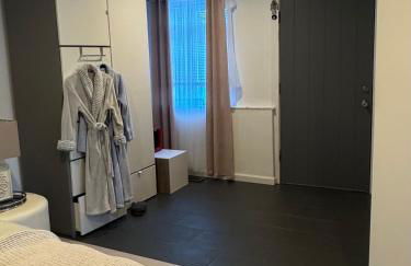 One bedroom with modern kitchen, balcony with water view - Foto 24