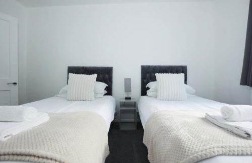 Highfield House by N and N Stays, Perfect for Contractor and Corporate Stays 2 Bed House with Free on street Parking - Photo 15