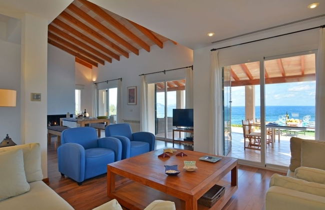 Luxurious Sea Front Villa in Mallorca - Photo 12