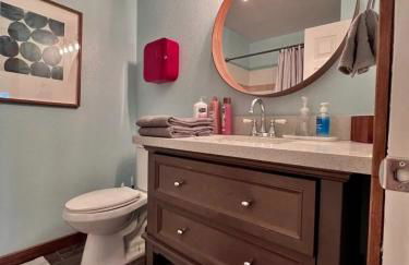 Beautiful Modern Home with Pool in Prime Strip Location - Foto 31