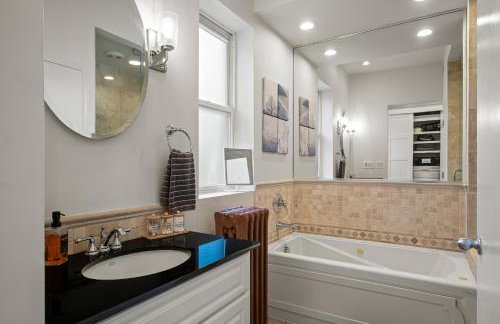 Elegant and Chic 2Bed 2Bath steps from the lake! - Foto 28