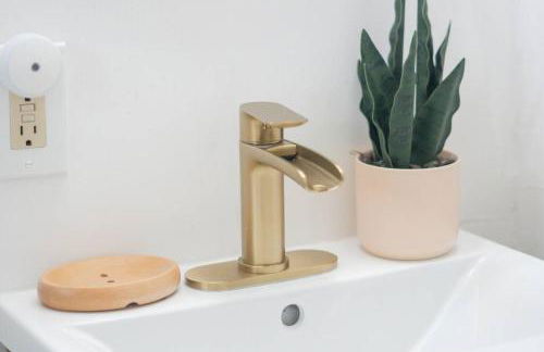 Retro Retreat: 1br home w/ WFH desk, livingroom, and fire pit - Foto 22