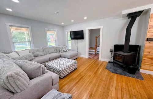 91M Renovated Bethlehem home with hot tub, firepit, large yard, walk to restaurants - Photo 4