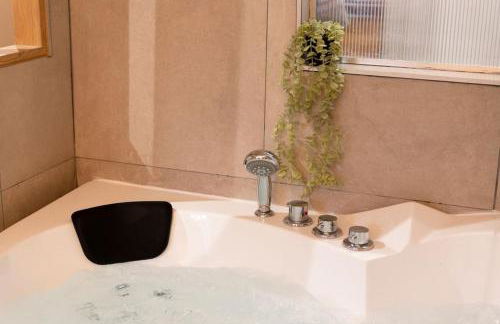 Love Life Room-Jacuzzi-Netflix-Accès-24/7-Privé - Foto 24