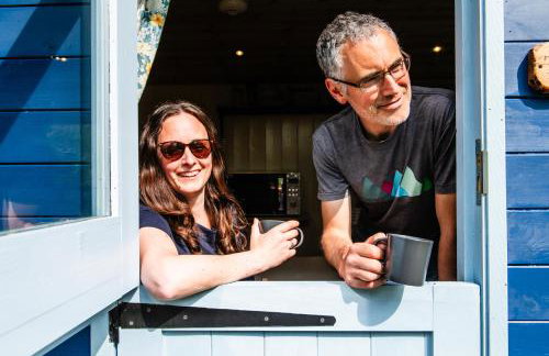 Cosy Shepherd's Hut with Hot Tub - Foto 9