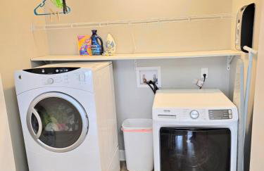 5 Mins from beach and has pool, hot tub, games, pet friendly - Foto 49