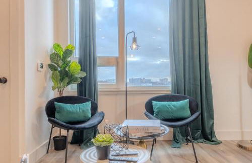 Emerald Escape, Free Parking, 2 Bath, Sleeps 8 Near American Dream and The Airport, King Bed and 2 Queen Beds, Washer and Dryer - Foto 15