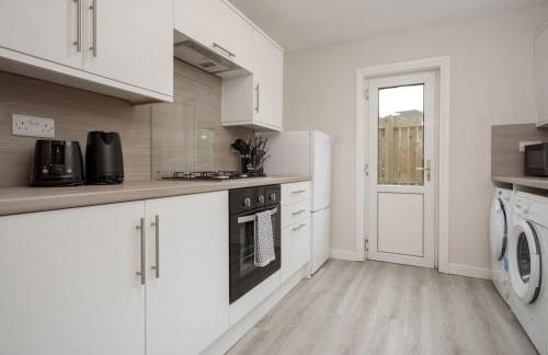 3BR Home Sleeps 6 Near Airport with Parking - Foto 15