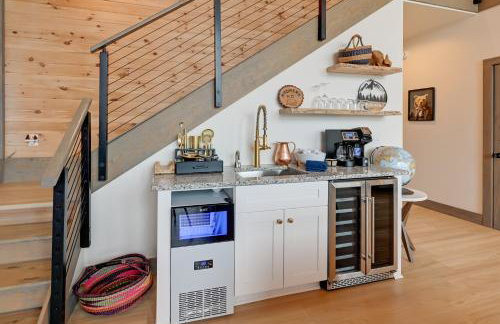 Blue Ridge Mountain-View Cabin with Hot Tub and Deck! - Foto 13