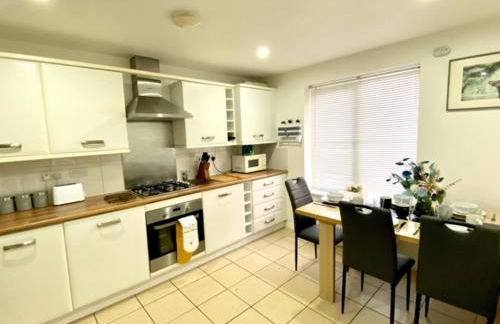 4 Bed House with Driveway Parking for 2 Cars - Rugby - Sleeps 10! Perfect for groups! - Foto 39