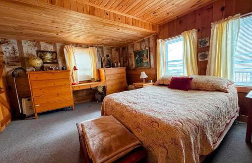 Back of the Moon Lakefront Camp family watersports fire pit 1 dog beach sleeps 8 - Foto 15