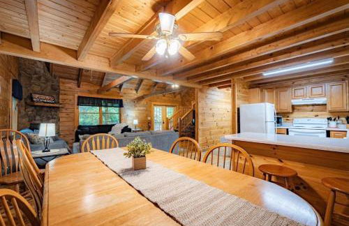 Spacious Cabin Rental with Forest Views near Charleston, West Virginia - Foto 14