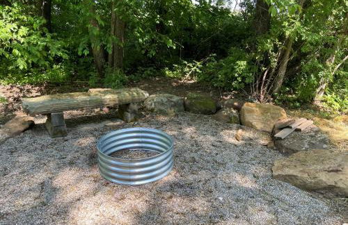 Cricket Hill Treehouse B by Amish Country Lodging - Foto 11