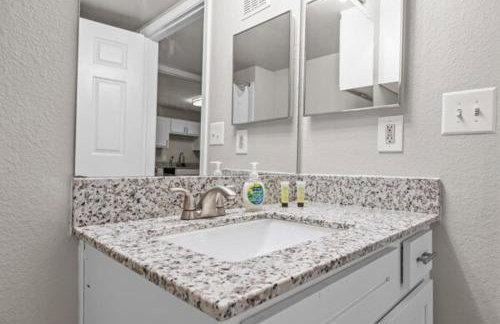 2BR Modern Hideaway near Downtown, Gated, Pool - Foto 8