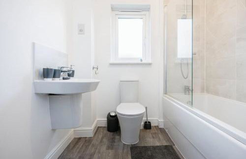 Spacious Luton Home Sleeps 8 - Foto 15