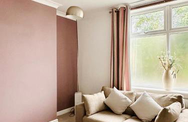 #56 4-Bedroom House Near Shops with Free Parking - Foto 17