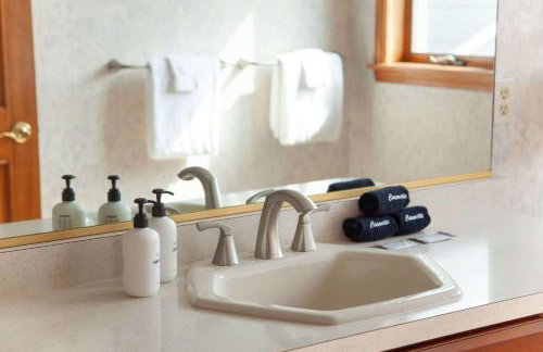 Katies Cottage Lakefront Stay with Hot Tub and Kayaks - Foto 24