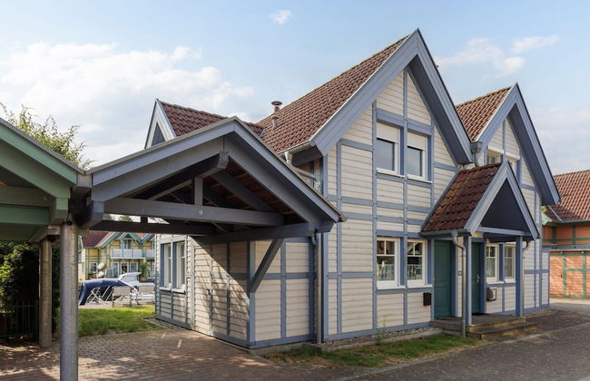 Cozy Holiday Home with Wood Burning Stove near Water - Foto 1