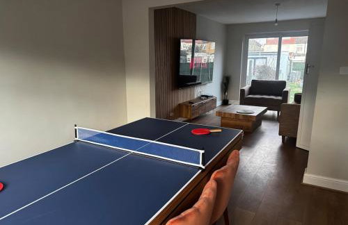 Modern 3-Bedroom House with Private Parking - Photo 19