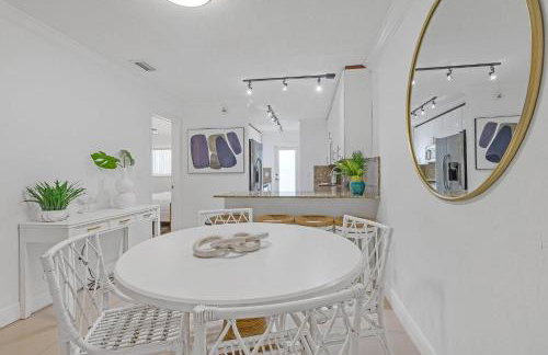 Boca Waterfront • Watch the Boats • Pool & Gym - Photo 15