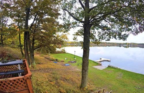 Secluded Lake Cottage Rental with a Dock and a Game Room in Hale, Michigan - Foto 10