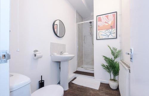 BIG House for Business Stays in Barnsley with 6-bedrooms & 8 Beds by PureStay - Foto 32