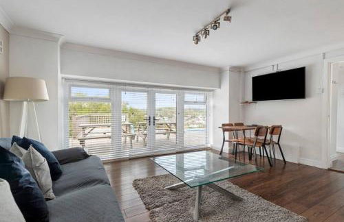 Stunning Property Seaviews, Private Pool & Parking - Photo 21