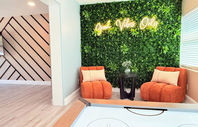 Spacious Modern King bed Game Room More - Photo 17