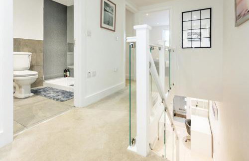 Luxe Detached 3 Bed Luxe House on Exclusive Private Estate Close to Coast Free Hot Tub Sleeps 6 Private Parking for 2 Cars - Photo 50