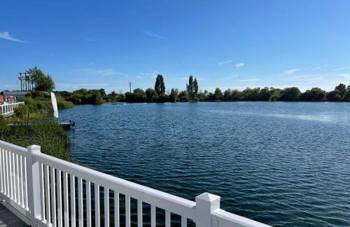 Chichester Lakeside Holiday Park Lakefront Lodge - Foto 8