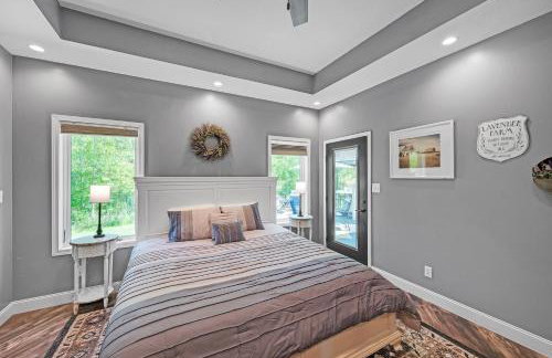 Lakeside Retreat with Hot Tub & Game Room home - Foto 32