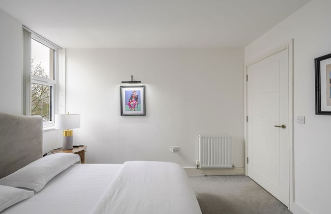 Luxurious 2 Bedroom Apartment With Free Parking - Photo 11