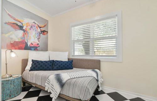 Whimsical Bluebird Cottage Hot Tub Patio Pet Friendly Central Location - Foto 13