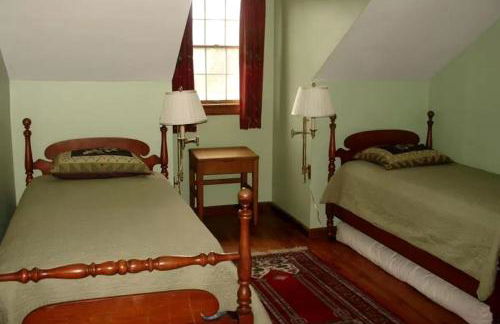 Secluded Cottage Rental with a Heated Pool in Red Hook for Family Getaways in New York State - Photo 10