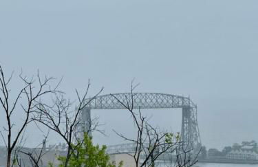 Comfy, Close to Downtown with Lake & Lift Bridge Views - Foto 44