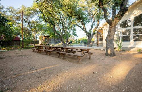 Private Luxury Getaway | Fire Pit | Near Weddings - Photo 41