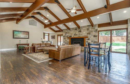 DFW Large Vacation Retreat with Private Pool and Hot Tub - Foto 25