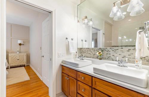 Windy City Getaway - 3BR 2BA Chicago Townhouse home - Photo 46