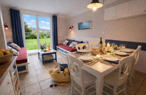 LocaLise - Maison E4 au Guilvinec - A 20m de la mer avec jardin et piscine - Tout à pied, plages, port, centre, commerces, marché - Wifi inclus - Linge de lit inclus - Animaux bienvenus - Foto 2