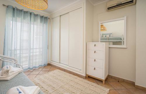 Bright Flat w/ Terrace & Pools by HostWise - Foto 9