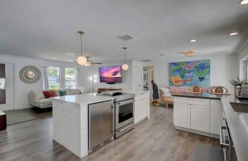 HIDDEN GEM - Family Friendly Pool Home -Welcome - Photo 16