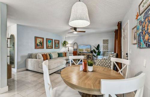 Luxury Home with Hot Tub & Outdoor Oasis blocks from the Beach - Foto 31