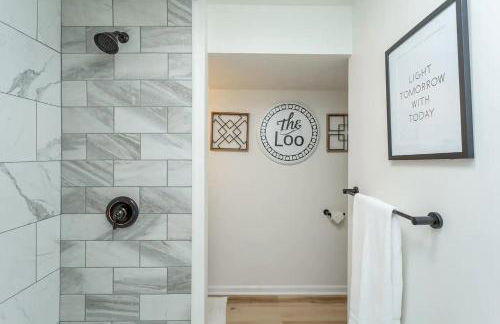 In The Woods - 5 BR Chalet with Game Room, Fire Table and Hot Tub - Foto 34